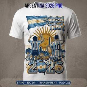 Könnte beinhalten: Ein weißes T-Shirt mit einem Grafikdruck der argentinischen Flagge, einer goldenen Sonne und zwei Fußballspielern in Trikots mit der Nummer 10. Das Design enthält den Text ARGENTINA, De Diego a Leo und das Jahr 2026 mit einem Fußball.