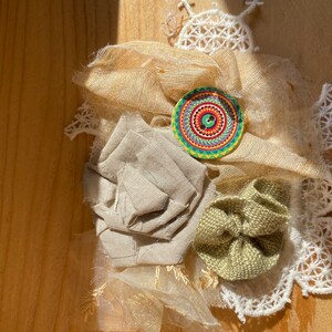 Upcyling brooches, the elegance and charm of the Shabby Chic style, unique handmade pieces, ideal detail for a romantic touch.