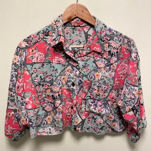Top corto da donna vintage fatto a mano con ampia fantasia floreale patchwork e bottoni, stile boho anni '90.