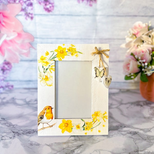 Flower and Robin Photo Frame,Floral frame,Wooden frame,Flower frame,Robin photo frame , Heart frame,Home decor.Handmade gift,(4”x6”).