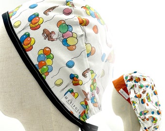 Handgefertigte Scrub Caps aus Curious George Lizens Stoff
