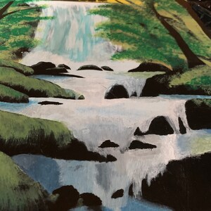 Pode incluir: Uma pintura de paisagem em tela retratando uma cachoeira fluindo sobre rochas escuras em um riacho. A cena apresenta folhagem verde vibrante, &aacute;rvores nas margens e um c&eacute;u de p&ocirc;r do sol laranja e amarelo brilhante no topo da composi&ccedil;&atilde;o.
