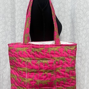 Sac fourre-tout matelassé fait main rose fuchsia à imprimé léopard avec poche frontale 30,5 x 45,7 cm