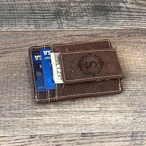 Cartera de cuero marrón grabada, billetera delgada personalizada para hombres, regalo de propuesta para padrinos de boda, tarjetero personalizado con clip magnético, billetera RFID