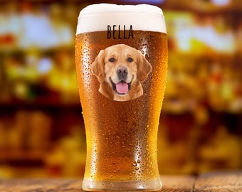 Puede incluir: Un vaso de cerveza de vidrio escarchado con la cara de un perro golden retriever. El nombre del perro, "BELLA", está impreso sobre la cara del perro.