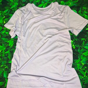 Op de afbeelding: Een lichtpaarse t-shirt met korte mouwen en een ronde hals.