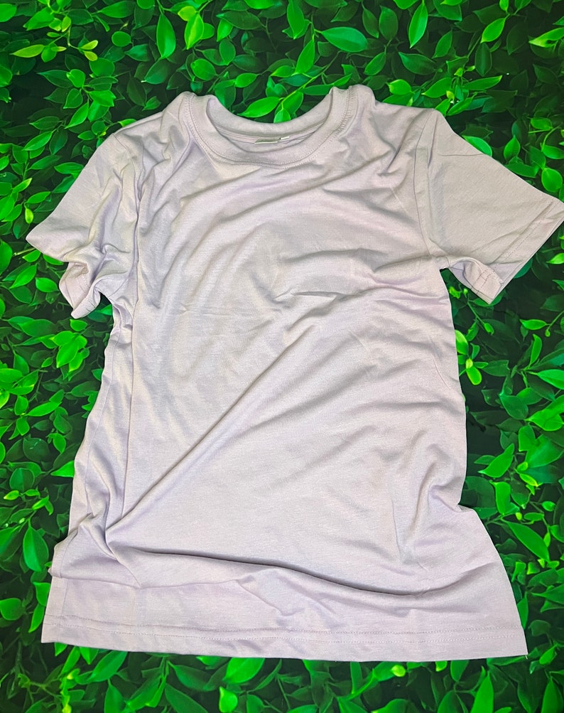 Op de afbeelding: Een lichtpaarse t-shirt met korte mouwen en een ronde hals.