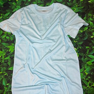 Op de afbeelding: Een lichtblauw T-shirt met korte mouwen en een ronde hals.