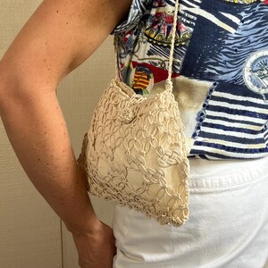 Mini bolso tejido vintage de los años 70, bolso de hombro tejido a crochet vintage, bolso de crochet color canela, bolso tote de macramé