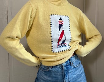 Maglione vintage anni '80 con faro, maglione vintage giallo burro lavorato a maglia, collo alto lavorato a maglia, maglia stile cottage