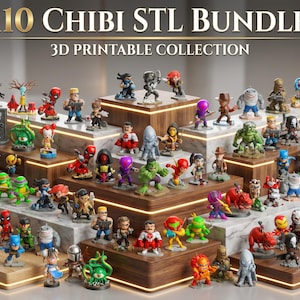 Pode incluir: Uma cole&ccedil;&atilde;o de 110 pequenas figuras em estilo chibi exibidas num suporte de madeira em camadas. O texto 110 CHIBI STL BUNDLE e 3D PRINTABLE COLLECTION &eacute; vis&iacute;vel no topo. As figuras apresentam v&aacute;rios personagens coloridos em miniatura.