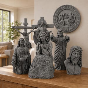 Könnte beinhalten: Eine Sammlung grauer, steinfarbener religiöser Skulpturen mit verschiedenen Darstellungen von Jesus, darunter ein Kruzifix, eine Figur mit heiligem Herzen, eine betende Figur auf einem Felsen, eine stehende Figur mit ausgebreiteten Armen und eine runde Wandplatte.