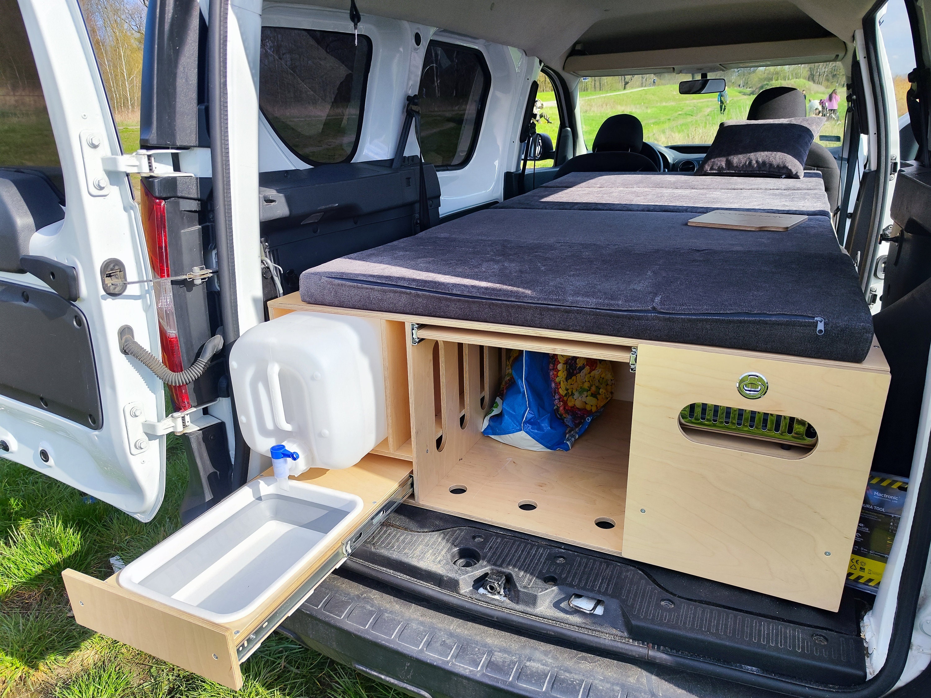 COMO Camper 35: Lightweight camping box with bed and rear kitchen