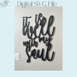 Peut inclure: Décoration murale en bois noir avec le texte "It is well with my soul" en écriture cursive.