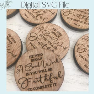 Fichas de madera de Quién comenzó una buena obra, llavero SVG, inspiración de versículos bíblicos, regalo cristiano para hombres, regalo de 12 pasos, recordatorio de oración con monedas de bolsillo