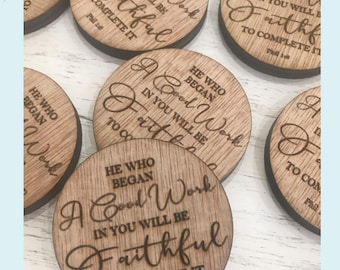 Gettoni in legno "Chi ha iniziato una buona opera", portachiavi SVG, ispirazione per versetti della Bibbia, regalo cristiano per uomini, regalo in 12 passaggi, promemoria di preghiera con moneta tascabile