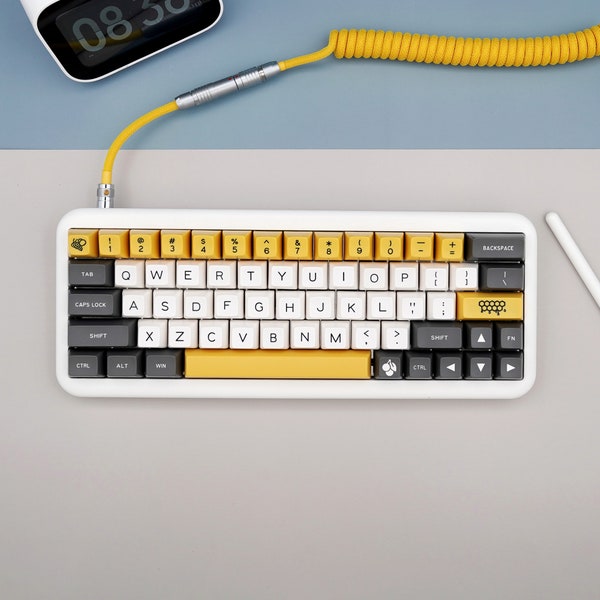 Câble USB C enroulé en caoutchouc TPU pour clavier mécanique personnalisé avec bobine d'aviateur jaune sur le côté du clavier
