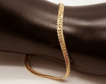 Women's bracelet, Cobra model, in 18-karat yellow gold, herringbone version, 19.5 cm long and 4 mm wide.