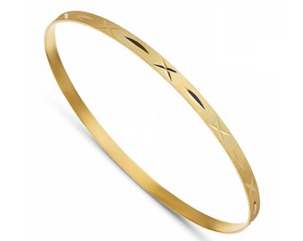Puede incluir: Un brazalete de oro con un patrón de diamante.