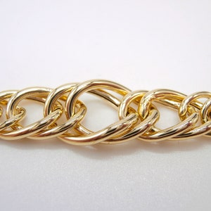 Gold Chain Bracelet / Graduated chain bracelet in 18 kt yellow Gold with round and oval shiny links max 10 mm wide. and 20 cm long