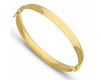 Puede incluir: Una pulsera de oro con una superficie lisa y pulida. La pulsera tiene un cierre de bisagra para facilitar su uso y extracción. El color dorado es brillante y reflectante. Esta joya es adecuada para el uso diario o para ocasiones especiales. Circunferencia: 18 cm.