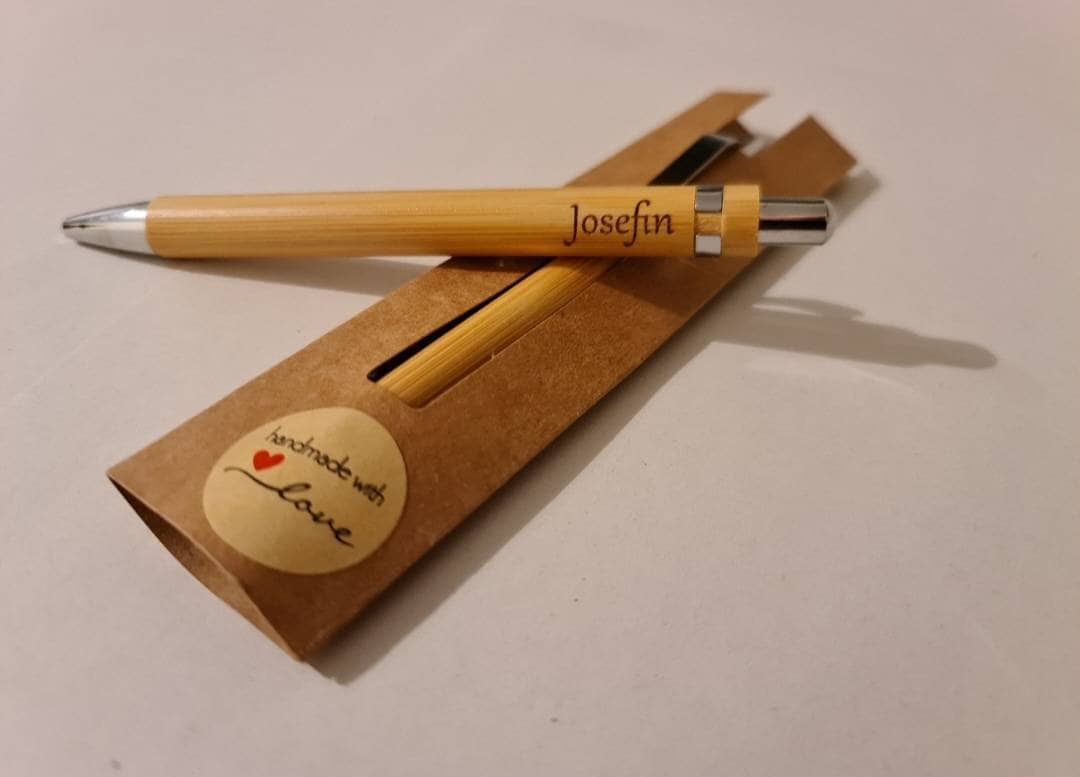 History & Heraldry Personalisierbarer Bambus-Stift – Chris, Mit Geschenkbeutel, Klassisches Design