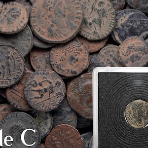 Peut inclure: Une image en gros plan d'une collection de pi&egrave;ces de monnaie romaines anciennes, dont beaucoup sont de couleur bronze et cuivre. Les pi&egrave;ces sont dispos&eacute;es de mani&egrave;re al&eacute;atoire et certaines sont partiellement cach&eacute;es par d'autres. Les pi&egrave;ces sont dans des &eacute;tats vari&eacute;s, certaines sont us&eacute;es et d'autres sont en meilleur &eacute;tat. Les pi&egrave;ces sont toutes de tailles et de formes diff&eacute;rentes. L'image est &eacute;tiquet&eacute;e "Grade C".
