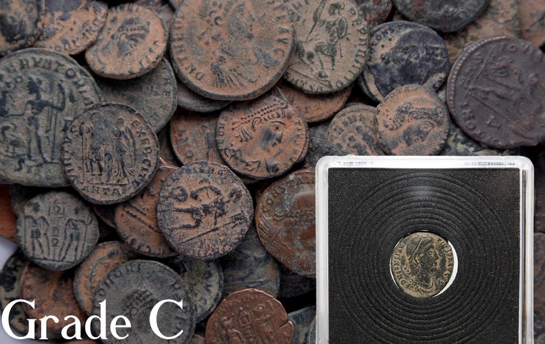 Peut inclure: Une image en gros plan d'une collection de pi&egrave;ces de monnaie romaines anciennes, dont beaucoup sont de couleur bronze et cuivre. Les pi&egrave;ces sont dispos&eacute;es de mani&egrave;re al&eacute;atoire et certaines sont partiellement cach&eacute;es par d'autres. Les pi&egrave;ces sont dans des &eacute;tats vari&eacute;s, certaines sont us&eacute;es et d'autres sont en meilleur &eacute;tat. Les pi&egrave;ces sont toutes de tailles et de formes diff&eacute;rentes. L'image est &eacute;tiquet&eacute;e "Grade C".