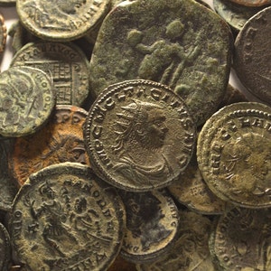 Antike römische Münze BronzeQualitätArtefakt des Römischen ReichesAuthentische römische MünzeRömische griechische Kunst1600 Jahre altKonstantin Bild 8