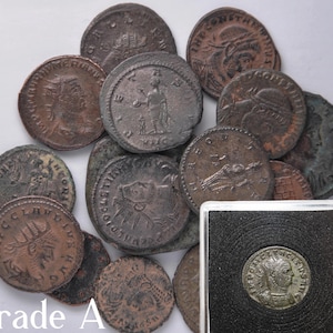 Peut inclure: Une collection de 12 pi&egrave;ces de monnaie en bronze romaines anciennes, certaines avec des inscriptions latines, dans diff&eacute;rents &eacute;tats de conservation. Les pi&egrave;ces sont dispos&eacute;es en pile sur une surface blanche. Une pi&egrave;ce est dans un &eacute;tui en plastique.