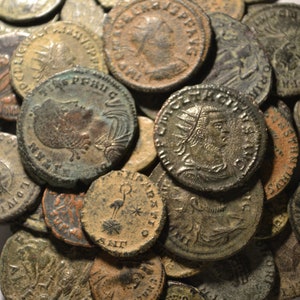 Oud-Romeins muntbronsKwaliteitRomeinse rijkartefactAuthentieke Romeinse muntRomeinse Griekse kunst1600 jaar oudConstantijn afbeelding 10
