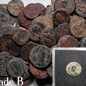 Peut inclure: Une collection de pi&egrave;ces de monnaie en bronze romaines anciennes dans diff&eacute;rents &eacute;tats d'usure. Les pi&egrave;ces pr&eacute;sentent diff&eacute;rents empereurs et symboles. Les pi&egrave;ces sont class&eacute;es "Grade B".