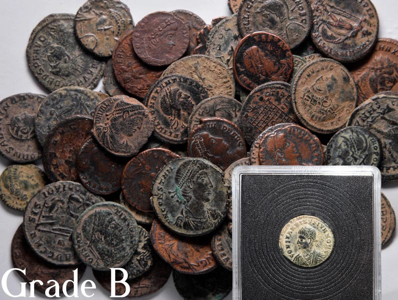 Peut inclure: Une collection de pi&egrave;ces de monnaie en bronze romaines anciennes dans diff&eacute;rents &eacute;tats d'usure. Les pi&egrave;ces pr&eacute;sentent diff&eacute;rents empereurs et symboles. Les pi&egrave;ces sont class&eacute;es "Grade B".