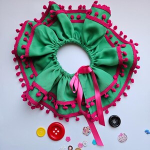 K&ouml;nnte beinhalten: Ein Set aus drei Keramikbechern mit gesprenkelter, matter Oberfl&auml;che. Die Becher sind in Creme-, Hellgrau- und Dunkelgraut&ouml;nen gehalten. Jeder Becher hat ein schlichtes, minimalistisches Design und einen abgerundeten Henkel.