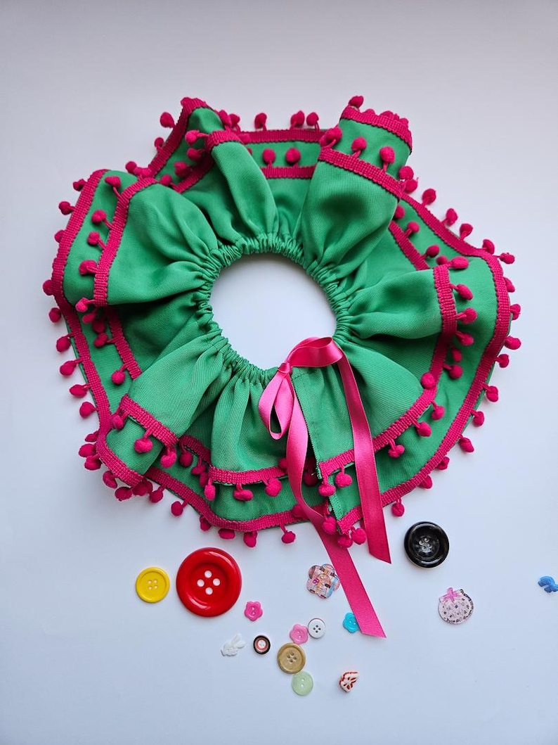 K&ouml;nnte beinhalten: Ein Set aus drei Keramikbechern mit gesprenkelter, matter Oberfl&auml;che. Die Becher sind in Creme-, Hellgrau- und Dunkelgraut&ouml;nen gehalten. Jeder Becher hat ein schlichtes, minimalistisches Design und einen abgerundeten Henkel.