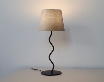 Squiggle lampe de table chambre lampe de chevet en fer forgé noir mat base en fer ondulé avec abat-jour en tissu gris clair 50cm de hauteur