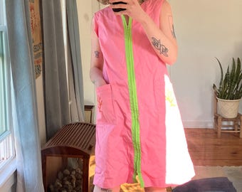 Vestido recto rosa estilo preppy vintage de J.McLaughlin con detalles en verde neón, talla 12.