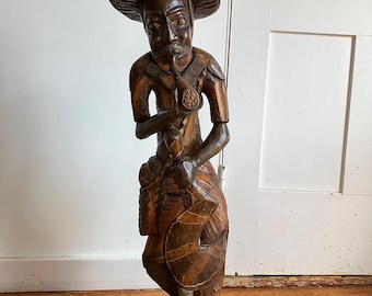 Gran talla/estatua de madera antigua de arte popular que representa a un hombre con una pipa.