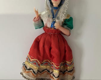Muñeca pequeña de arte popular vintage con bordado de encaje y plástico.
