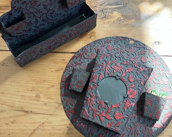 Juego de 2 portacerillas antiguos de hojalata prensada con estampado floral rojo.