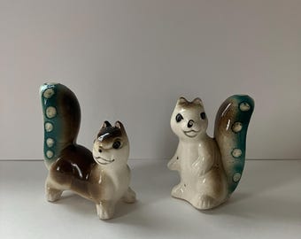Salero y pimentero de porcelana vintage de mediados de siglo con forma de ardilla