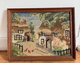 Tapiz vintage de los años 50 que representa un pintoresco pueblo con casitas y gallinas, firmado.
