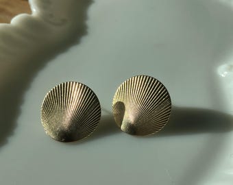 Pendientes vintage de botón con forma de palma en tono dorado