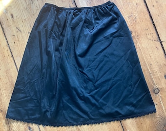 vintage 70s/80s women's black tulip slip skirt, size S