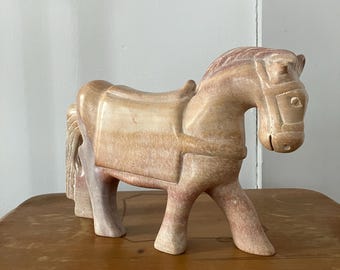 Escultura de caballo tallada en esteatita color crema pálido, de estilo vintage; le falta una oreja.