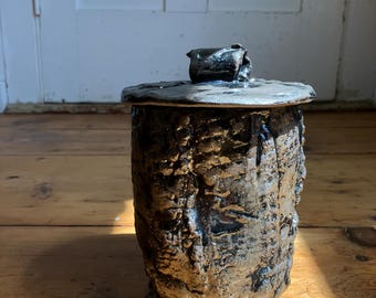 Bote de cerámica vintage hecho a mano, de estilo brutalista, con esmalte raku y tapa.