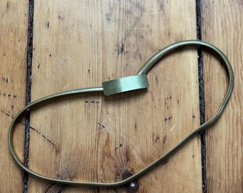 Cinturón minimalista elástico de metal color oro vintage