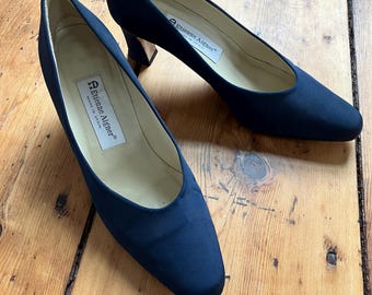 vintage Etienne Aigner navy heels size 9