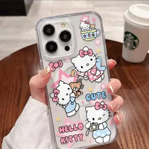 Hello Kitty - Funda para iPhone 16 Pro Max, modelo 2024. Linda caricatura de Kitty Kawaii, Sanrio y amigos. Anime. Hello Kitty con cámara y oso
