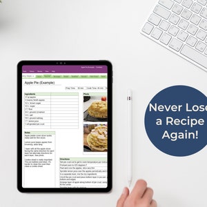 Peut inclure: Une tablette num&eacute;rique affichant une recette de tarte aux pommes. La recette comprend les ingr&eacute;dients, des notes, des instructions et des photos. Le texte &agrave; l'&eacute;cran indique "Apple Pie (Example)". La tablette est sur une surface blanche avec un clavier blanc et un stylet.